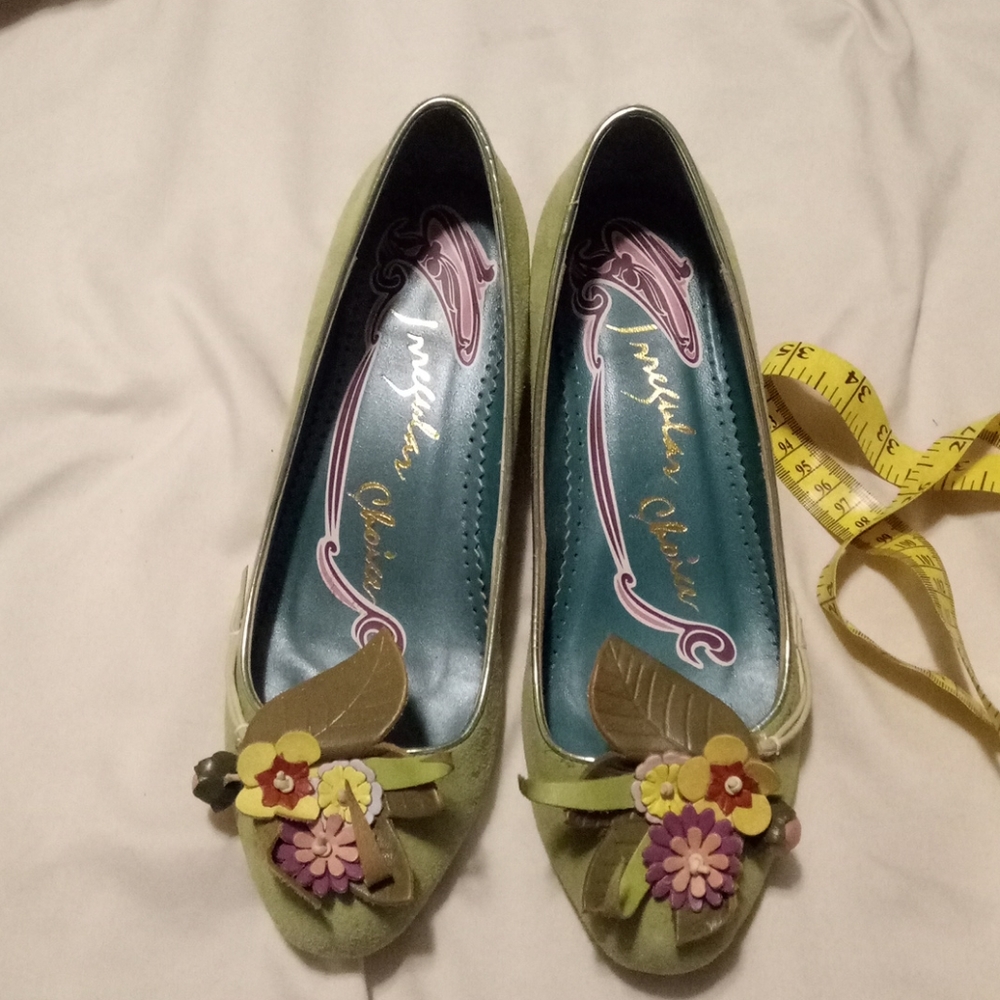 Kitten heels with leather flowers
